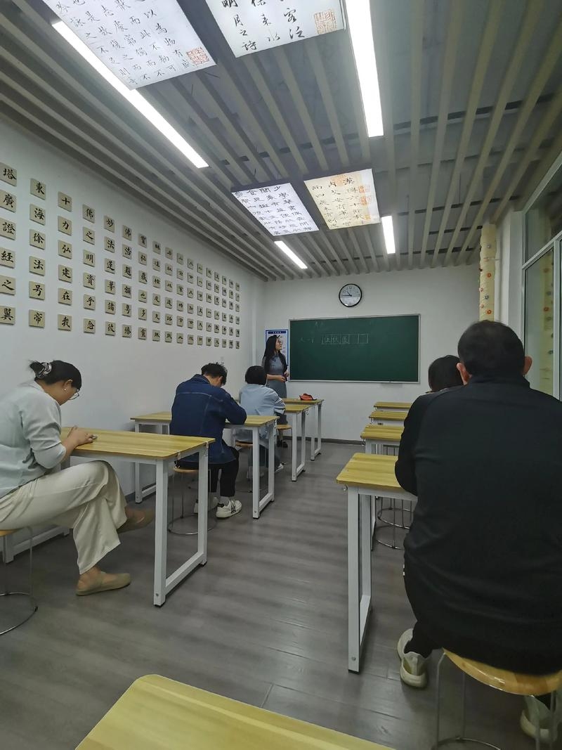 韶关成人电脑培训班推荐文远教育、无忧教育和韶关市技师学院等机构。插图