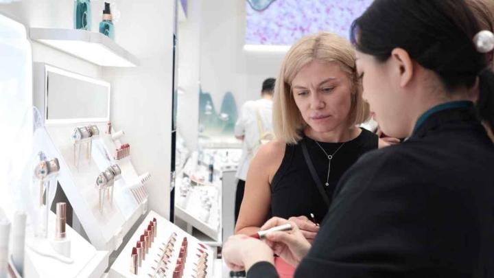 杭州女王漂亮网络科技有限公司评价与简介，专业网络科技服务，美妆产品丰富多样且质量有保障。公司积极参与社会公益活动并重视社会责任问题，树立良好形象并获得广泛认可与信赖。插图