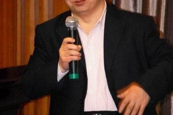 万网张向东，探索数字世界的领航者-方知甜