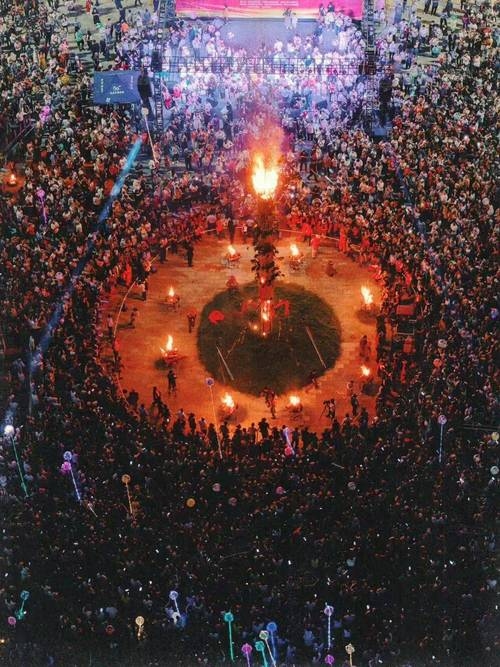 白族火把节，篝火晚会祈丰收，祭祖驱邪迎幸福插图