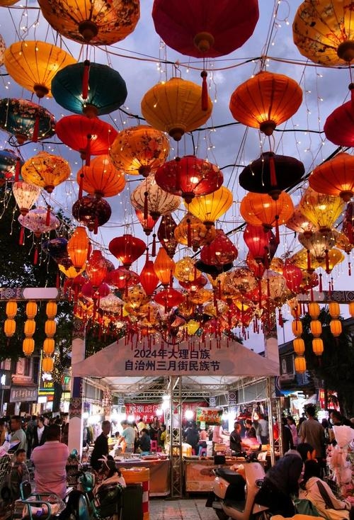 白族节日丰富多彩，中元节超度亡魂、三月街盛会热闹非凡。插图