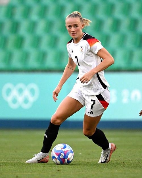 比尔吉特传奇女足，辉煌职业生涯插图