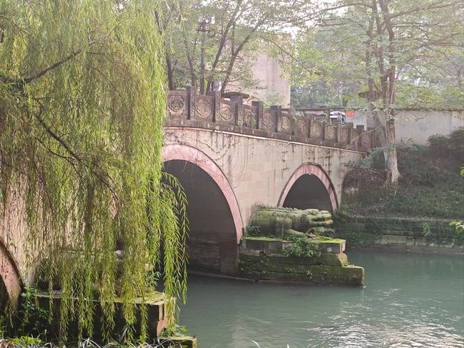 成县古桥有古韵，藏武义情。插图