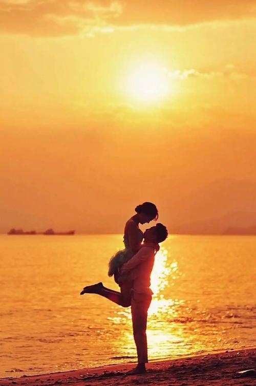 恩爱情侣，情感的交织与爱的成长插图