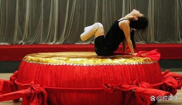 感情线上的微妙舞蹈，探索情感与命运的交织插图