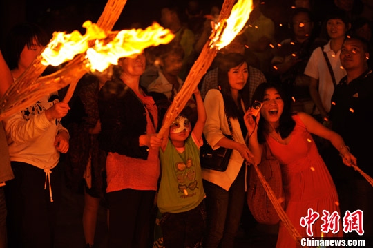 火把节，东方狂欢，多元民族共庆插图