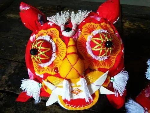 将军肚纹承载文化传承，虎头帽寓意权力和力量。插图