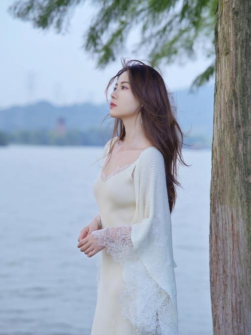 静谧如诗——文静优雅女生的独特魅力插图 静谧如诗——文静优雅女生的独特魅力插图