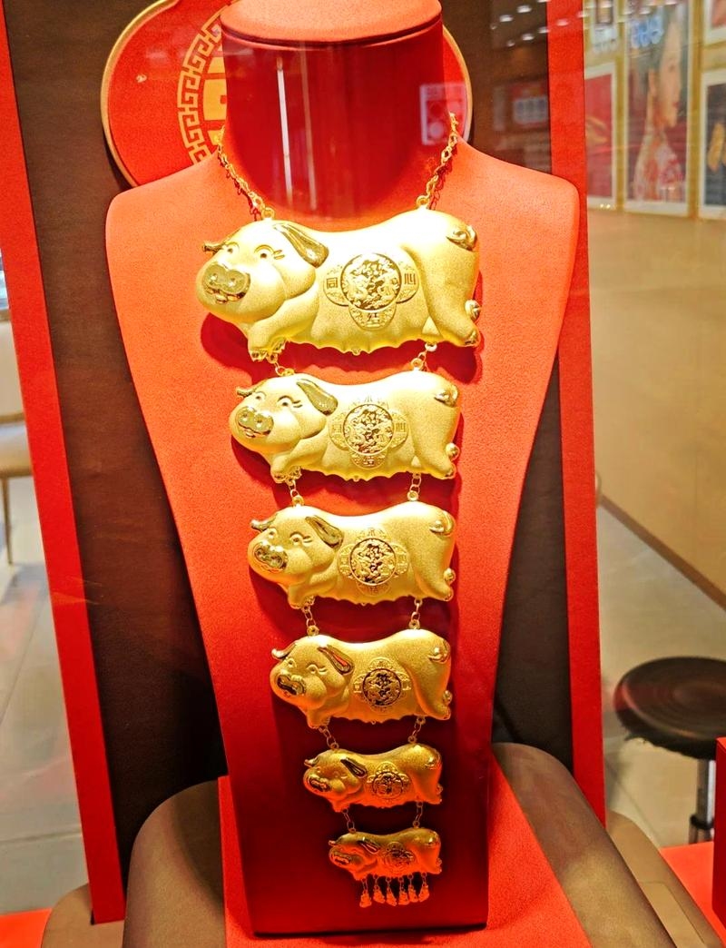 金猪宝宝，幸运与繁荣的象征插图