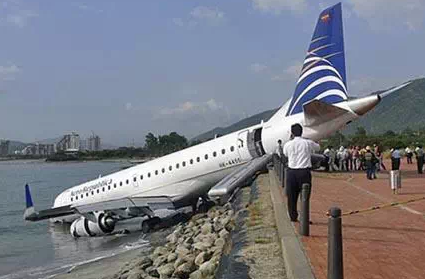 梦到飞机失事象征挑战，需谨慎；不同身份解读情况多样。插图