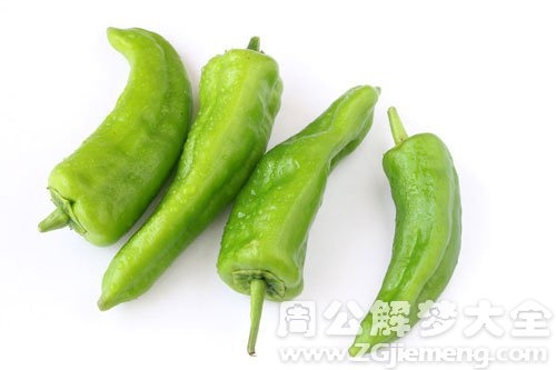 梦到辣椒寓意冷静克制、象征激情与社交尴尬，可能反映个人需处理冲动情况；梦见红椒暗示财运亨通，女性运势不佳或爱情观念变化。插图