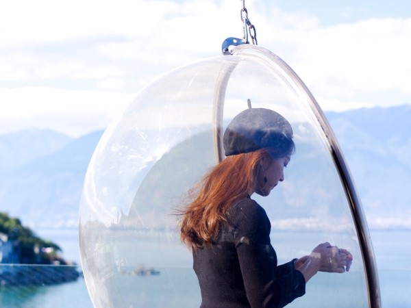 梦见别人给自己梳头，心灵的细腻关怀与自我发现的旅程插图