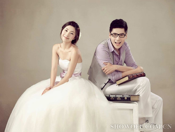 梦见穿婚纱暗示怀孕生男孩，未婚女性需谨慎婚姻期待。插图