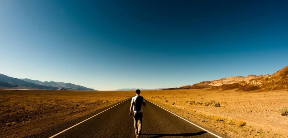 梦见长途跋涉，寓意梦想达成、人际互动好预兆。插图