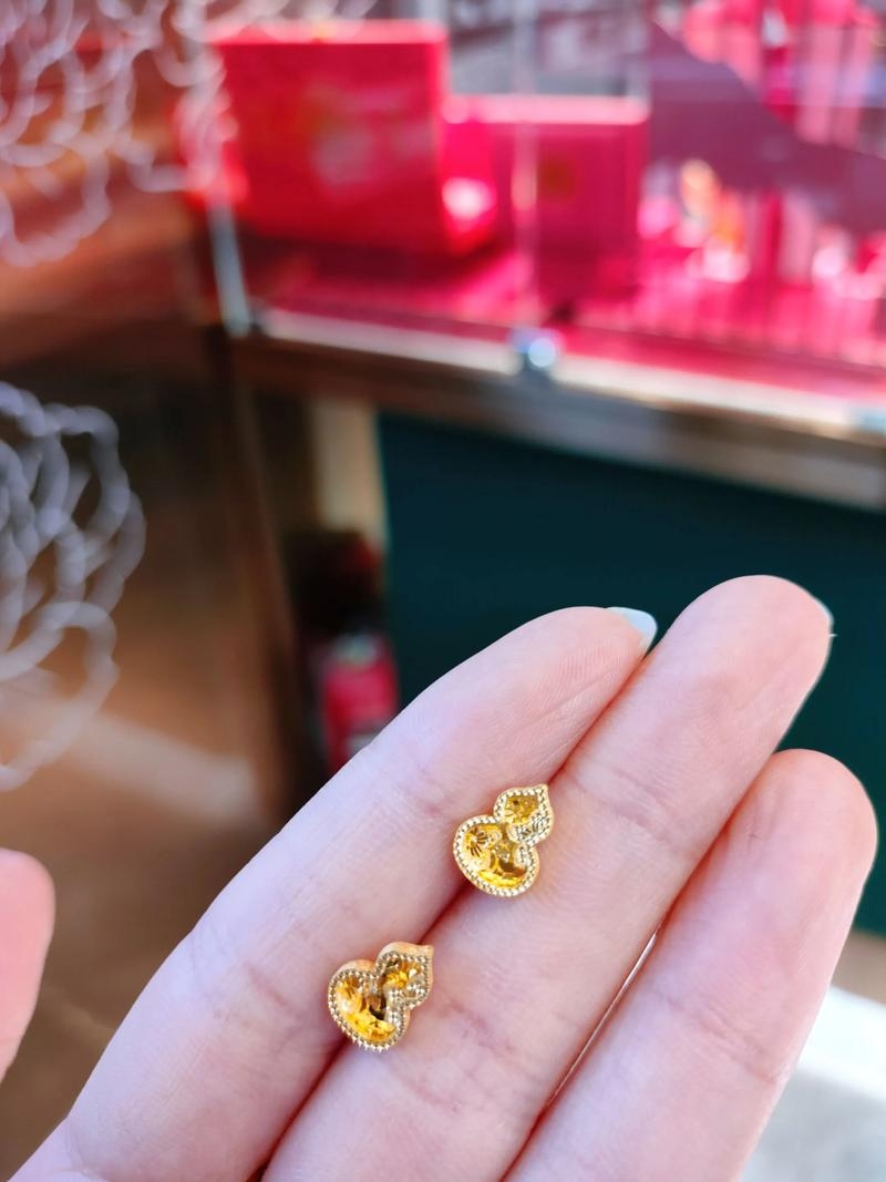 梦见金耳环，财富与魅力的象征插图