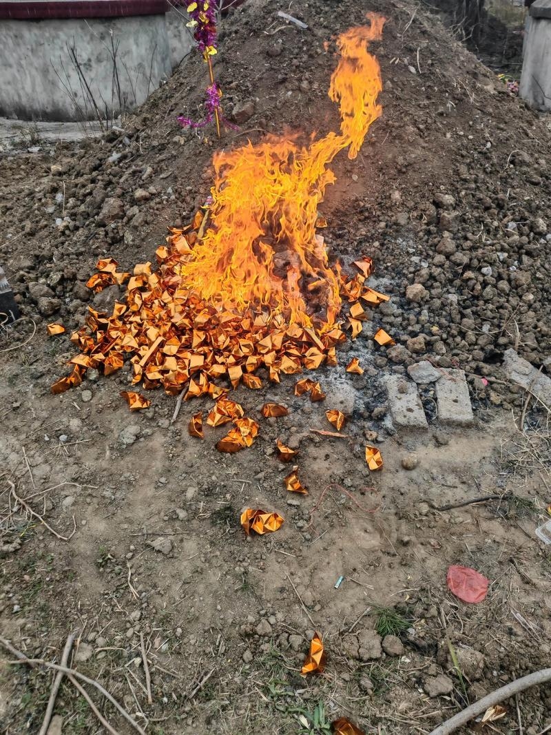 梦见上坟烧纸，运势好，预示生活顺遂。插图