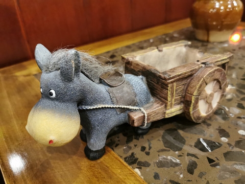 梦见驴拉车可能暗示劳累未遇回报，需坚强应对挑战。插图