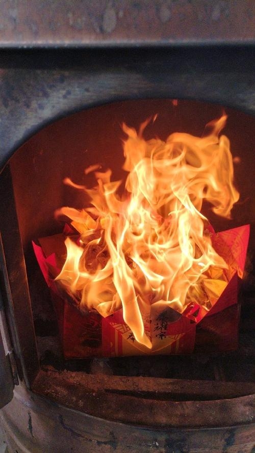 梦见鞭炮，生活暗涌中的神秘符号插图