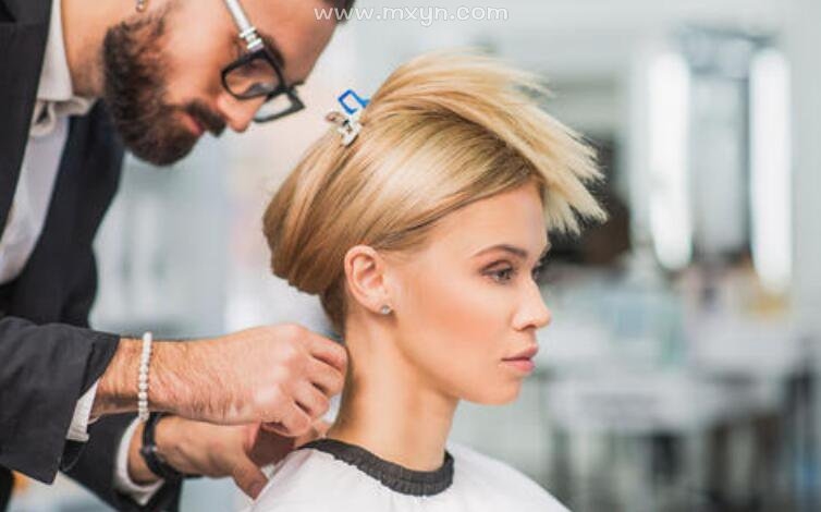 梦境中的理发奇遇，探索做梦剪头发的深层含义与心理解析插图