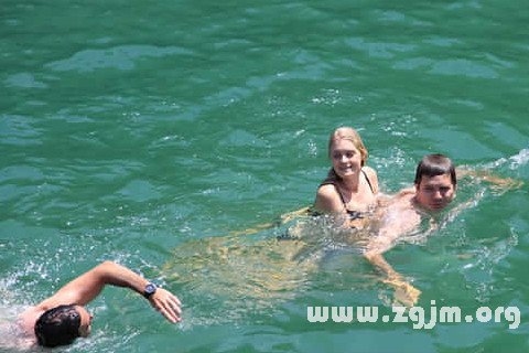 梦见自己游泳，预示好运与健康插图