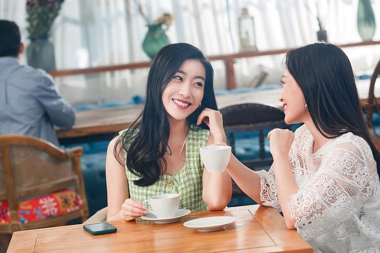 美女聊天，网络社交中的美丽邂逅插图