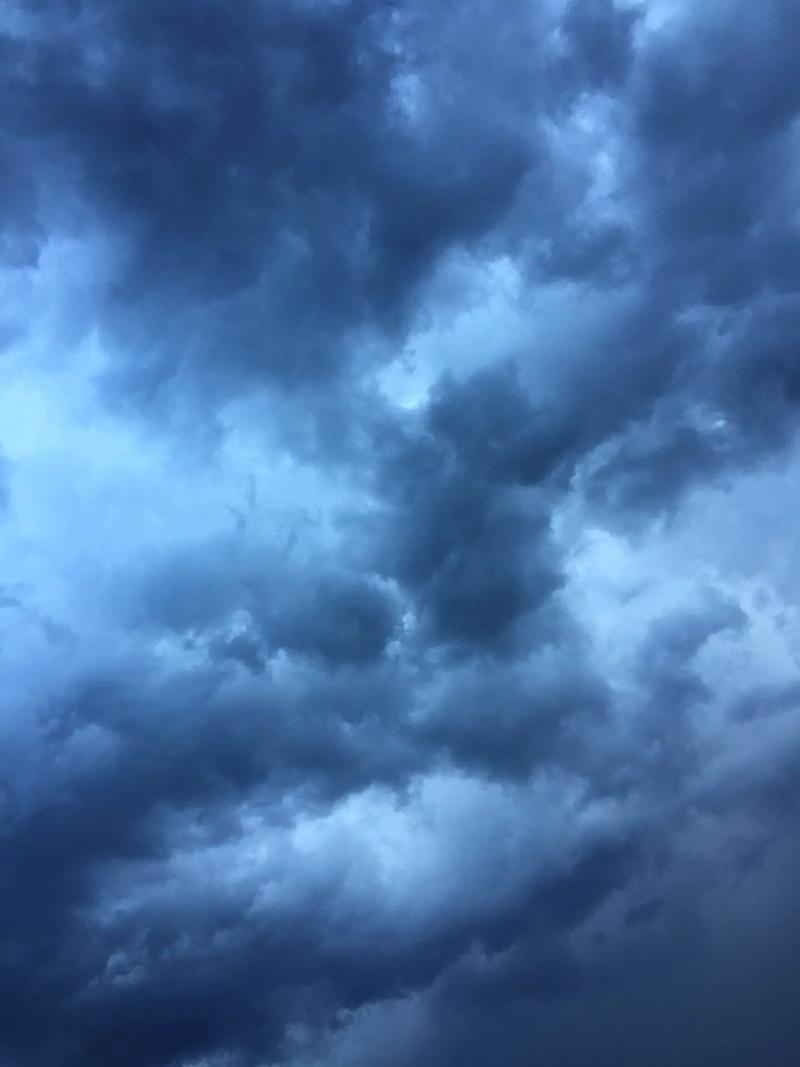 梦乌云密布暗指健康、事业多波折，需关注情绪与心理。插图