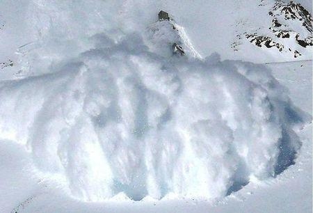 梦中的雪崩，命运中的惊险与温柔交织插图