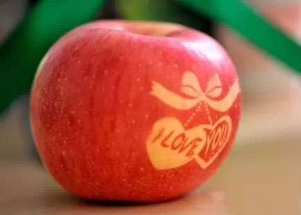 平安夜吃苹果，寓意吉祥安康插图