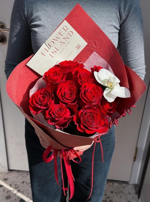 情人节送女友，红玫瑰配丝巾，浪漫又实用插图