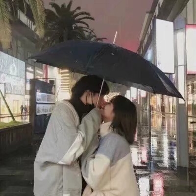 情侣QQ，甜蜜相遇，浪漫专属插图