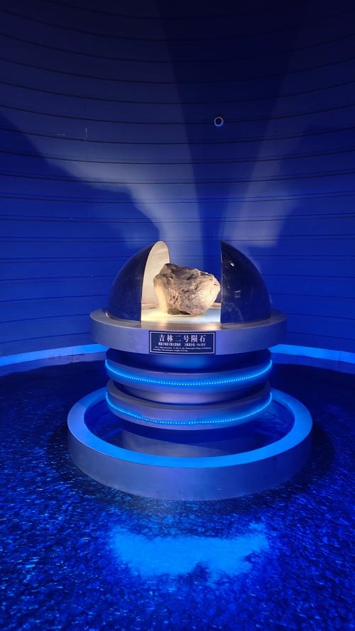 天降陨石，自然奇观与历史寓言的交织插图