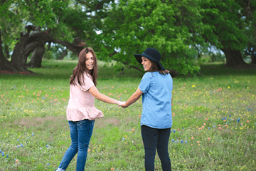 为双胞胎女孩起名的艺术，融合创意与寓意的命名之旅插图