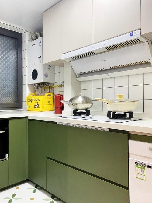 厨房装修颜色风水，绿色橱柜助你木生火插图