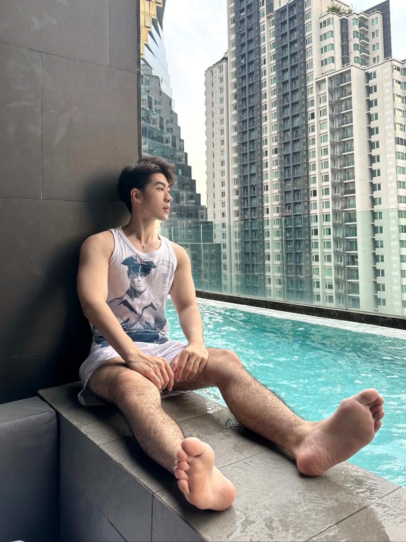 泰国健硕父亲引热议，健身魅力与父爱并存的完美形象插图