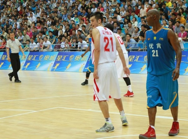 篮球场外的甜蜜，揭秘张庆鹏与女友的温馨故事插图