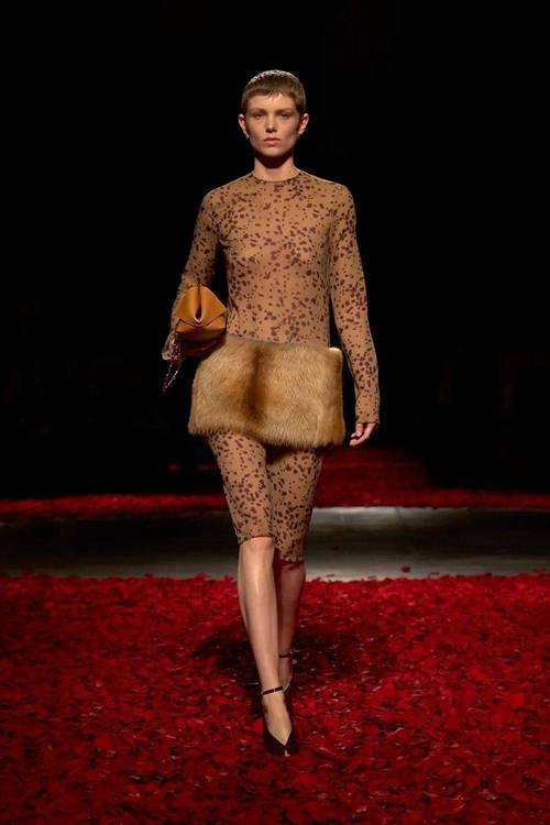 透视装表演，艺术与时尚的边界探索插图