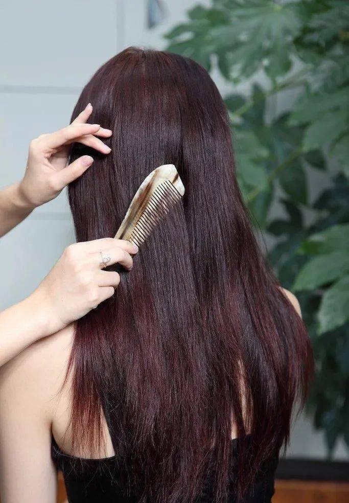 梳头寓意多面，预示生活焕彩。插图