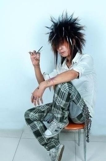 探索非主流男的时尚世界与内心世界插图