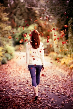 寂寞网名风格多样，有清冷如诗、飘逸似画等，适合表达情感与哲思。插图