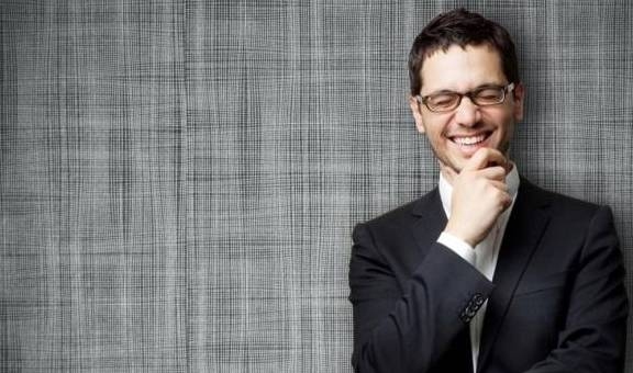 魔蝎座男人需警惕沉默寡言但多思缺点，追求稳定安全又注重实际生活插图