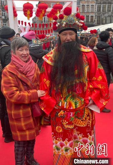 2023年接财神爷的黄金时刻，传统与现代融合的财富祈愿插图