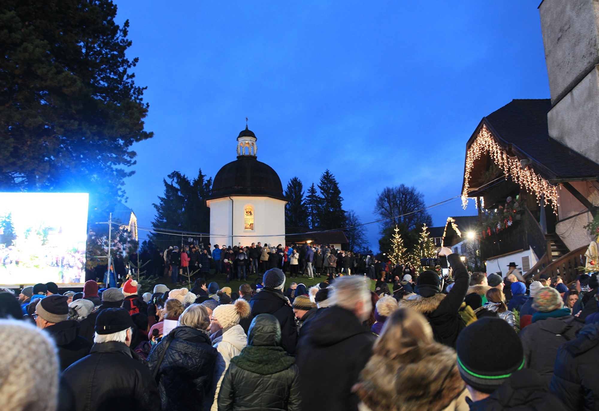 12月24日，平安夜与历史交汇的特殊日子插图