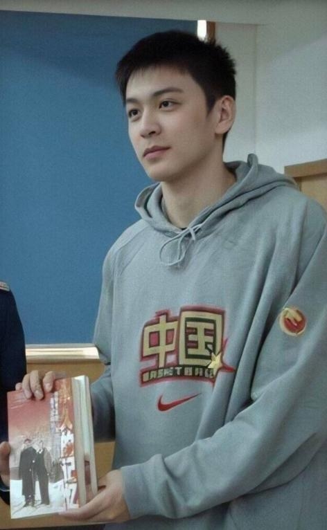 塌鼻子帅哥爆火！插图