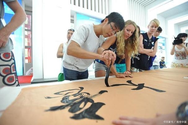 跨越文化的桥梁，与老外聊天的艺术插图