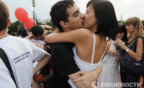 7月6日，国际接吻日的浪漫庆祝插图