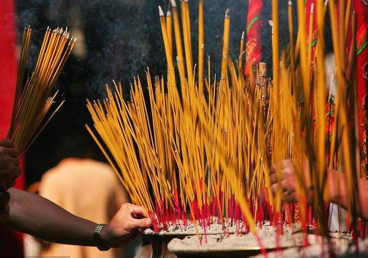 烟火四射打一生肖，猴/龙，欢乐氛围的象征插图