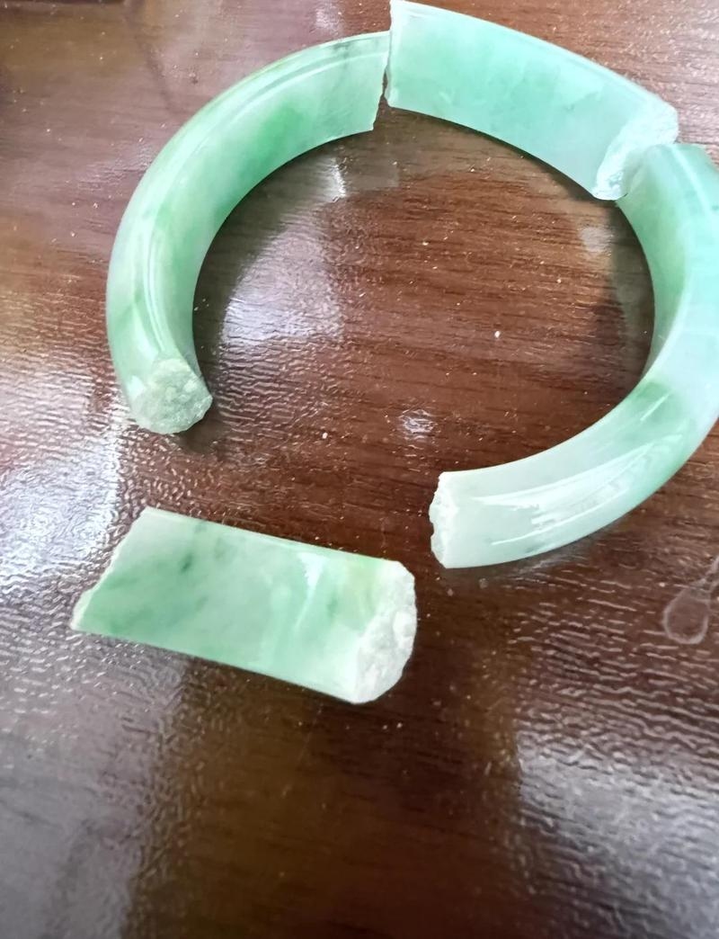 玉镯子碎落的瞬间，是时光的温柔提醒插图