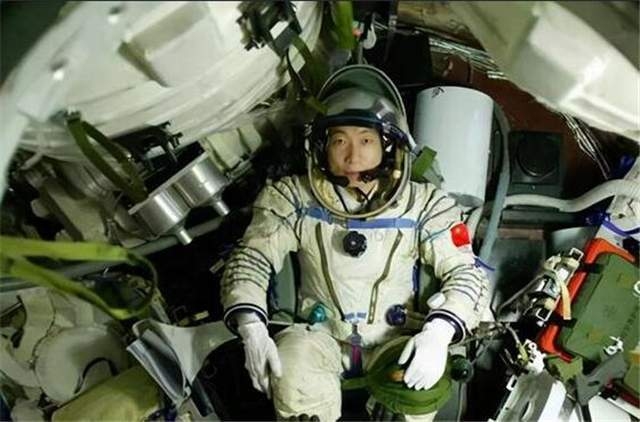 中国太空第一人，杨利伟插图