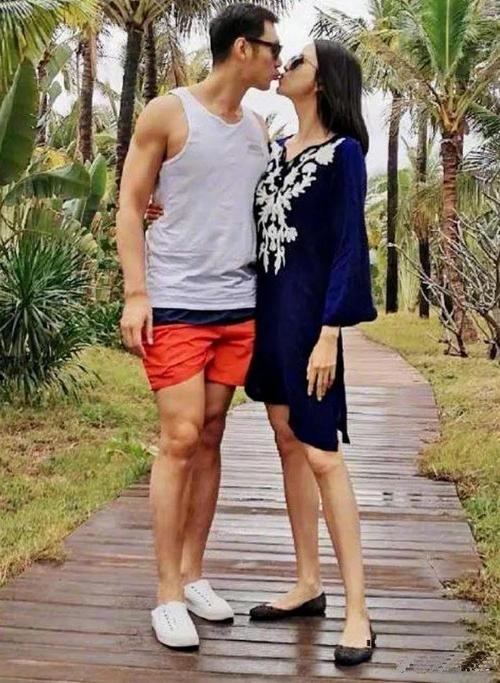 张梓琳与高管老公恩爱如初,低调生活显温馨插图 张梓琳与高管老公恩爱如初,低调生活显温馨插图