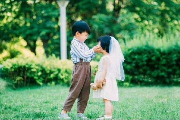 爱与质疑中的初恋爱人，信任、安全感是关键-方知甜